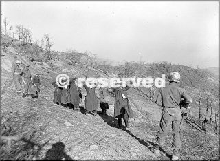 10divisione di montagna guardia cinque prigionieri tedeschi su una collina italiano appennino