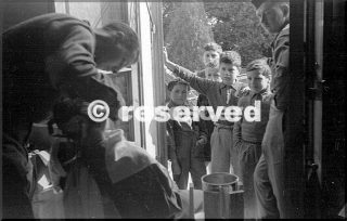 10mountain div liberato pietracolora usano cm area di sosta per truppe una rasatura come un altro soldato attesea 5 ragazzi italiani guardano