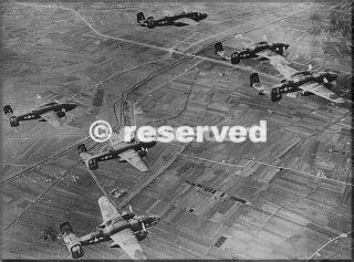 aircraft-1944-italie-six-bombardiers-américains-b-25-mitchell-dans-le-ciel-près-de-la-ville-italienne-anzio