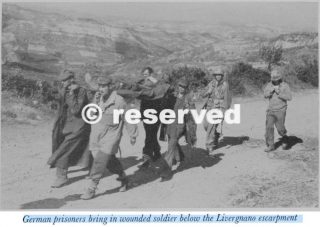 Veduta del terreno che ha davanti Div 34 al di là di Monzuno prigionieri tedeschi portare soldato ferito sotto la scarpata Livergnano