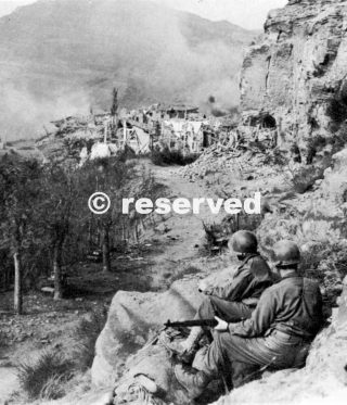 soldati in Livergnano guardano bombardamento del villaggio da parte del nemico 14 ottobre 1944