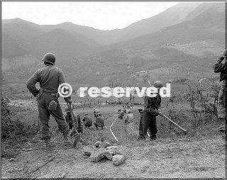 aprile 45 rocca di roffeno circa trenta uomini al lavoro che esaminano il terreno per le mine