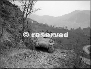 1945 feb-10 divisione di montagna in un tank su una strada ripida e rocciosa pressi di monte belvedere