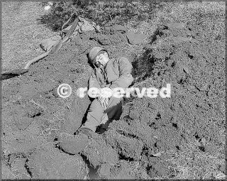 feb 1945 10mountain division pisolino fanteria uomo in buco con il suo fucile e zaino vicino monte belvedere